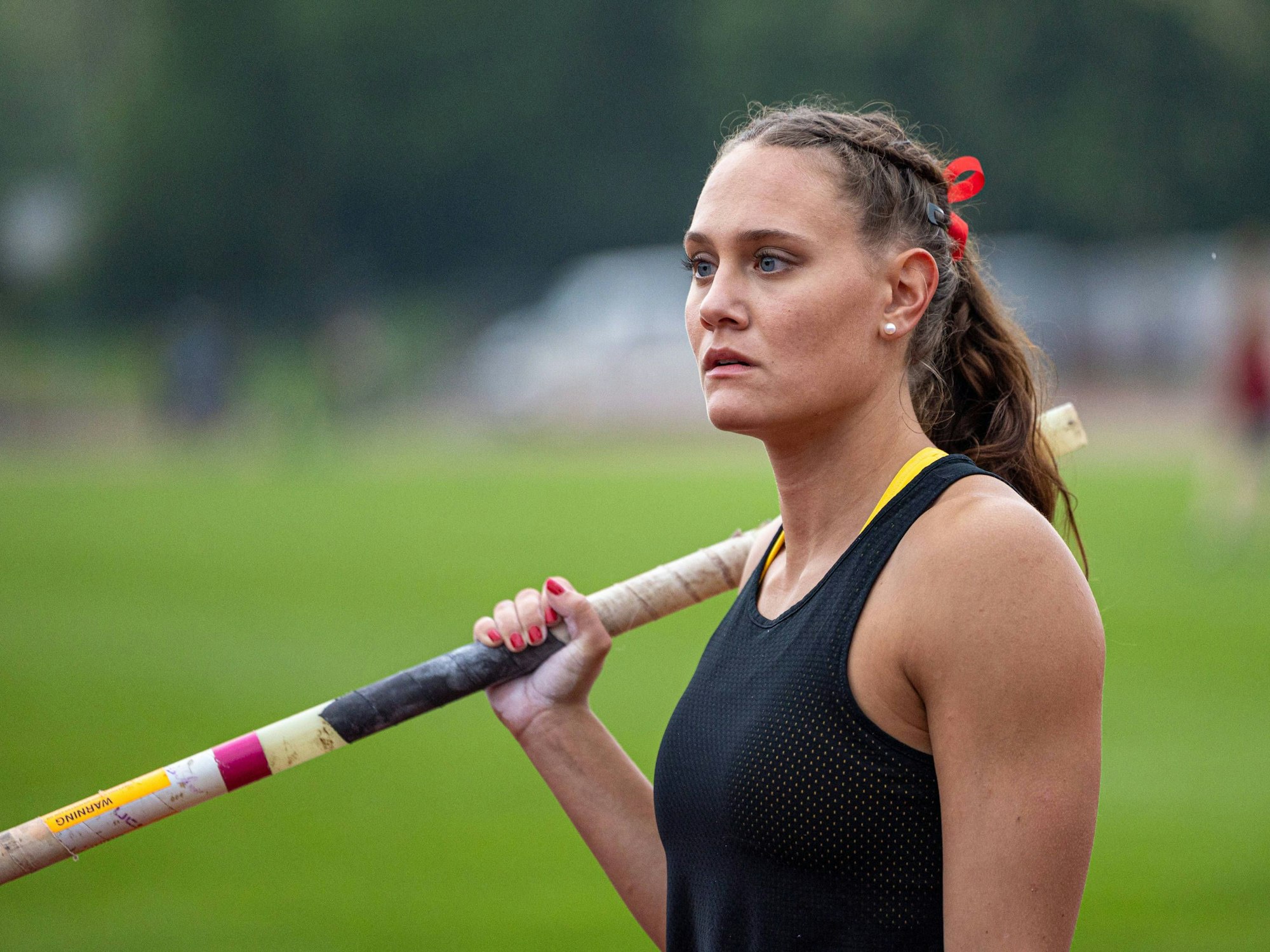 Sarah Vogel hält ihren Stab in der rechten Hand.