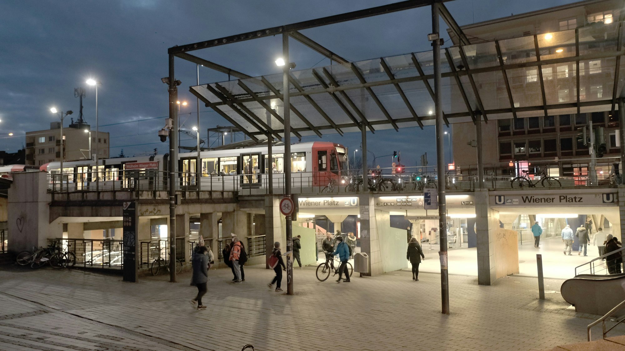 Blick aus dem unteren Teil des Wiener Platzes in Köln auf die KVB-Gleise. Das Foto wurde in der Dämmerung aufgenommen.