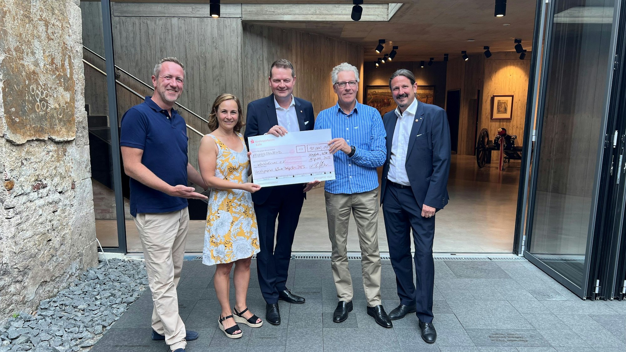 André Fahnenbruck (Jungfrau), Nina Saure, Boris Müller (Prinz), Uli Benz und Marco Schneefeld (Bauer). Das Dreigestirn hat Spenden an wünschdirwas e.V. übergeben.