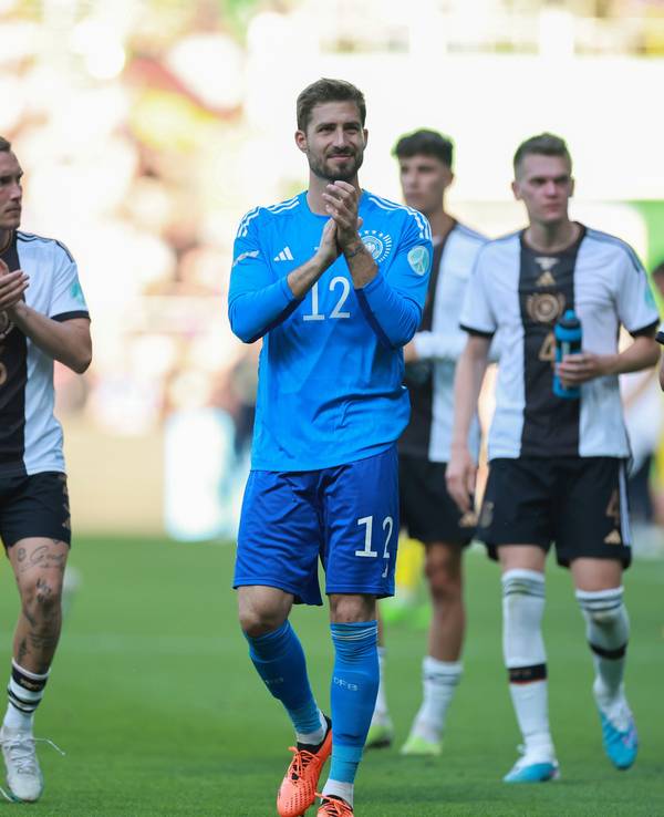 Die Spieler der deutschen Nationalmannschaft bedanken sich nach dem 3:3 gegen die Ukraine artig bei den Fans im Bremer Weserstadion.