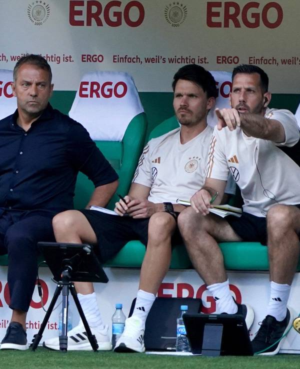 Deutschlands Trainer Hansi Flick (2.v.l.), sitzt neben Deutschlands Assistenztrainer Marcus Sorg (l) auf der Bank.