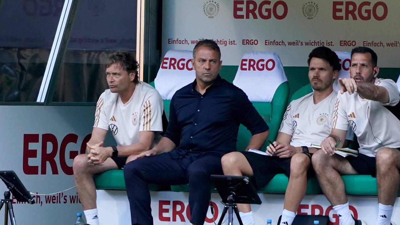 Deutschlands Trainer Hansi Flick (2.v.l.), sitzt neben Deutschlands Assistenztrainer Marcus Sorg (l) auf der Bank.