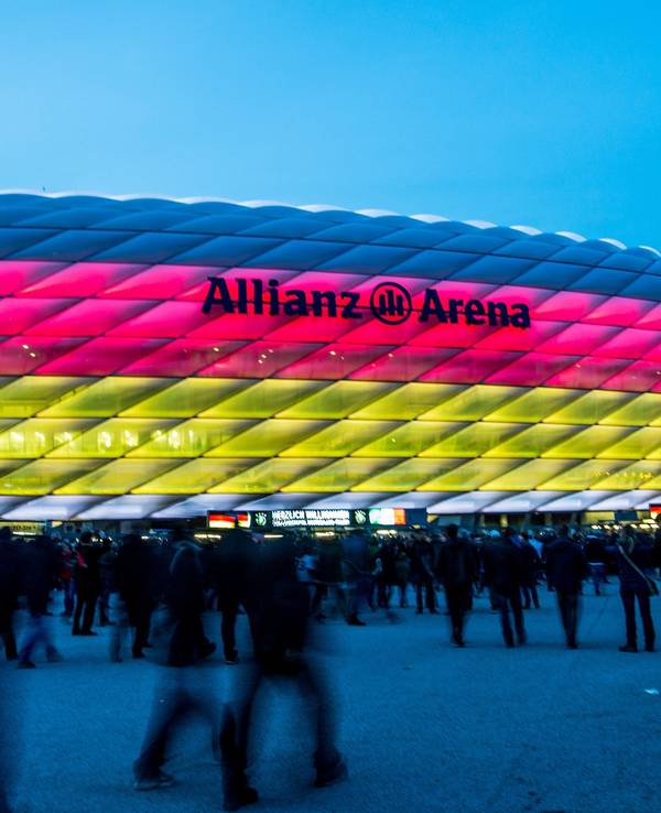 Die Allianz-Arena in München erstrahlt in Deutschland-Farben am 29. März 2016.