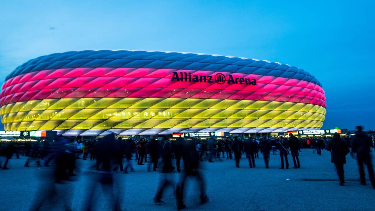 Die Allianz-Arena in München erstrahlt in Deutschland-Farben am 29. März 2016.