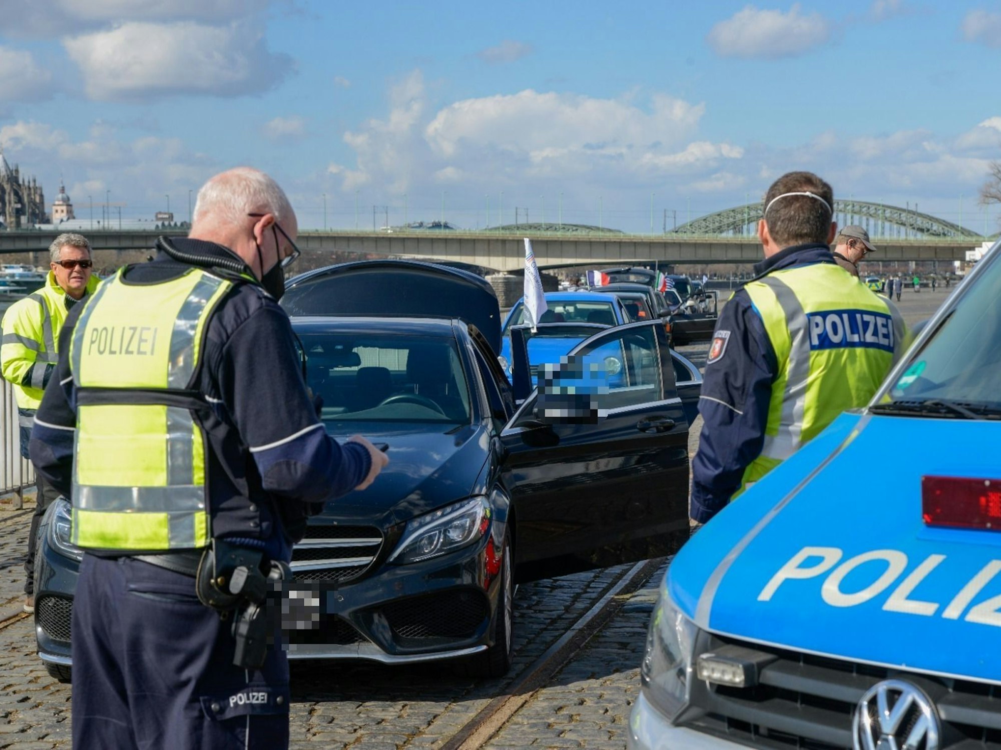 Polizeieinsatzkräfte stoppen in Köln einen Autokorso.
