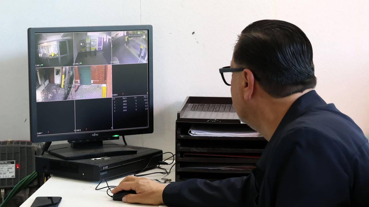 Parkhauswächter Tamer Bakirci schaut auf einen Bildschirm der Video-Überwachung.