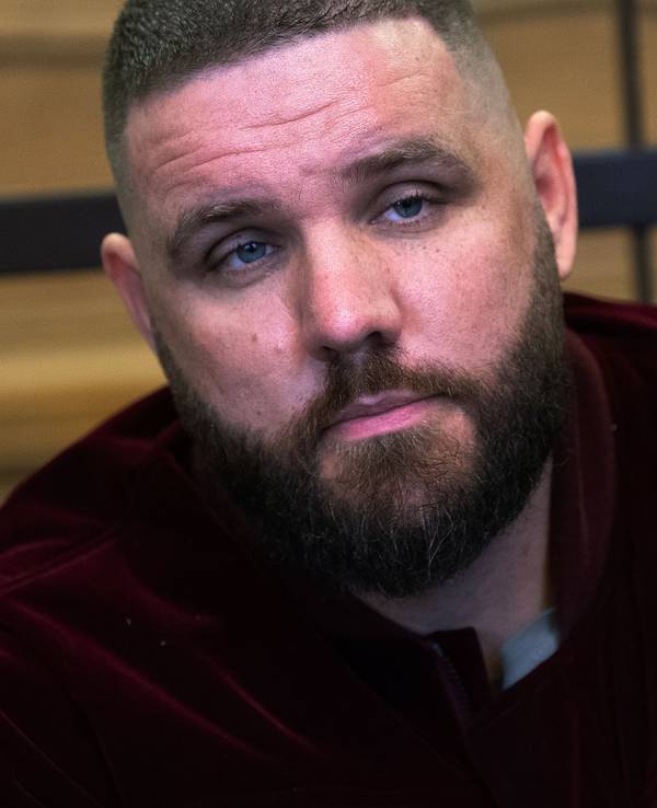 Patrick Losensky, bekannt unter dem Künstlername „Fler“, sitzt am 4. November 2020 als Angeklagter in einem Saal im Amtsgericht Berlin-Tiergarten.