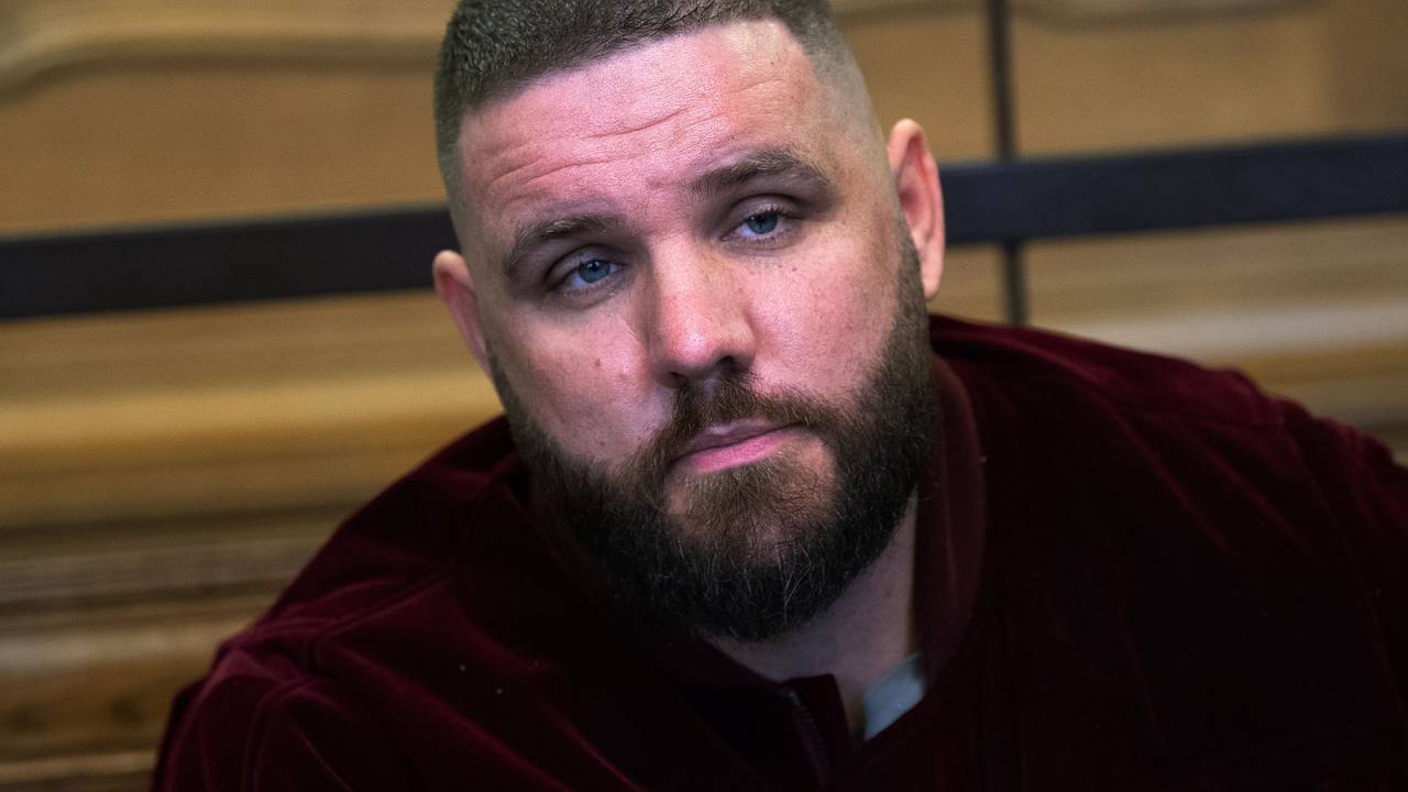 Patrick Losensky, bekannt unter dem Künstlername „Fler“, sitzt am 4. November 2020 als Angeklagter in einem Saal im Amtsgericht Berlin-Tiergarten.