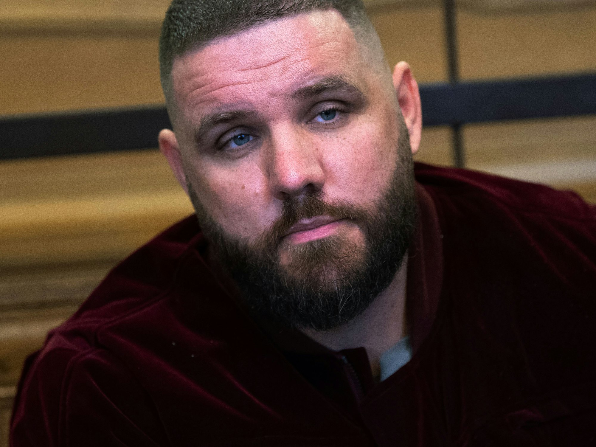 Patrick Losensky, bekannt unter dem Künstlername „Fler“, sitzt am 4. November 2020 als Angeklagter in einem Saal im Amtsgericht Berlin-Tiergarten.