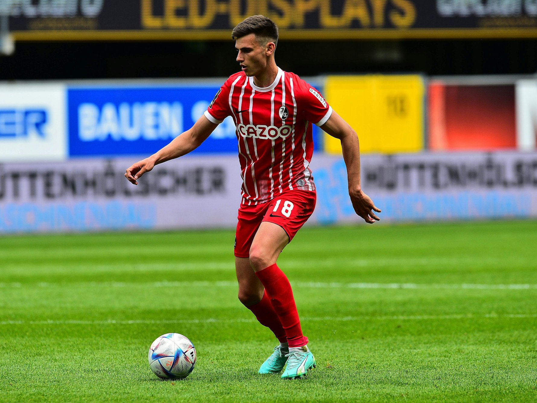 Yannik Engelhardt führt den Ball im Spiel beim SC Verl.