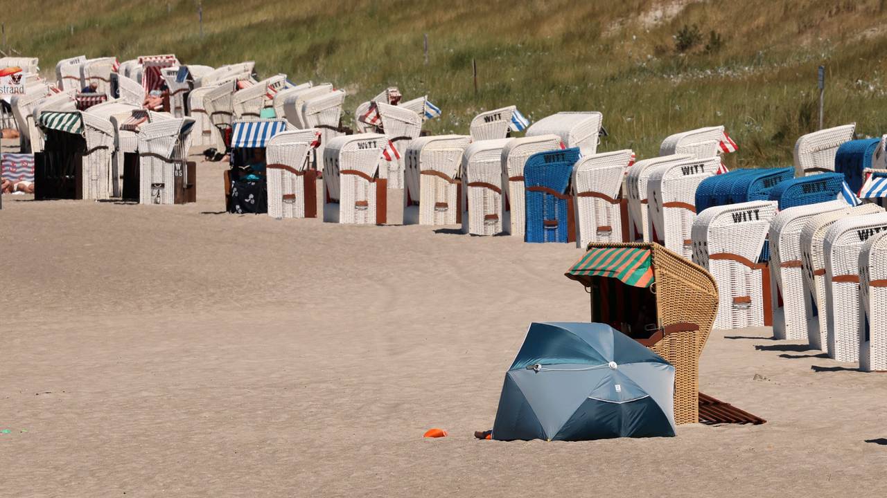 Ein kühler Wind weht am Dienstag am Strand des Ostseebades.