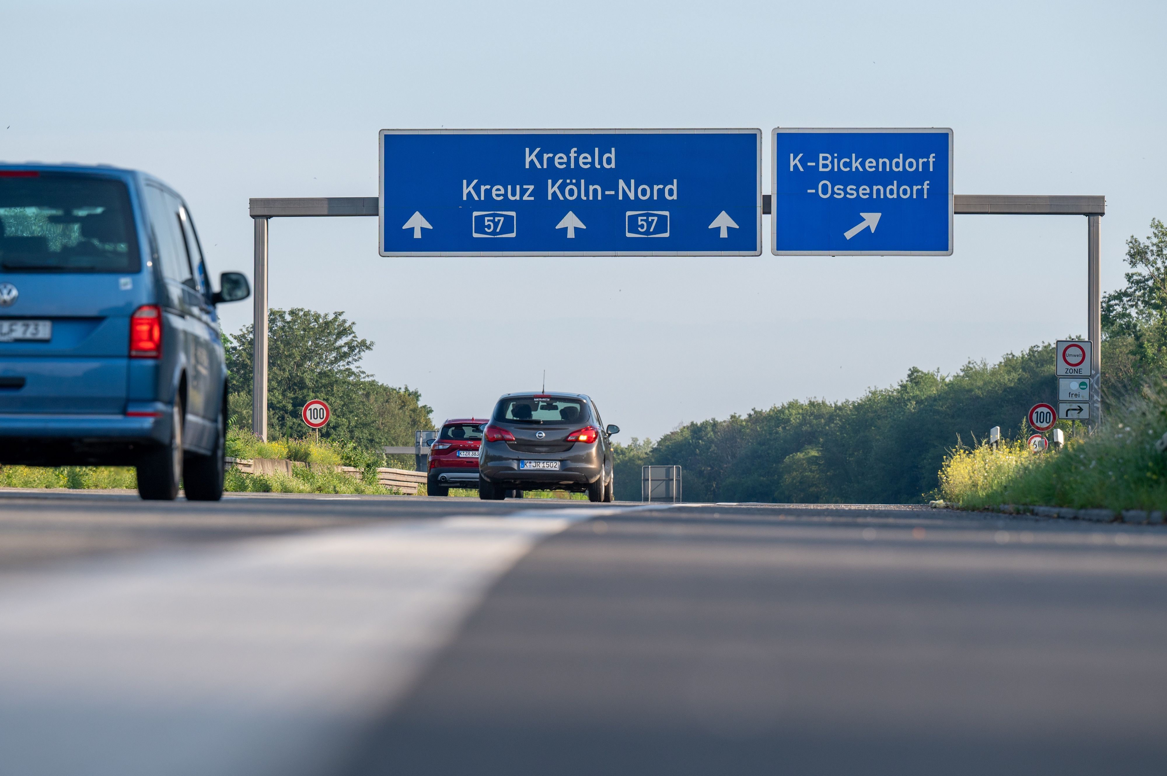 Ein Lkw fuhr auf der A57 Köln Richtung Krefeld auf ein Stauende auf, mehrere Menschen wurden verletzt. (Archivfoto)
