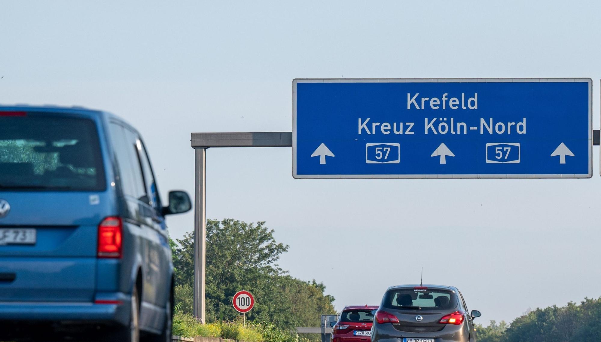 Ein Lkw fuhr auf der A57 Köln Richtung Krefeld auf ein Stauende auf, mehrere Menschen wurden verletzt. (Archivfoto)