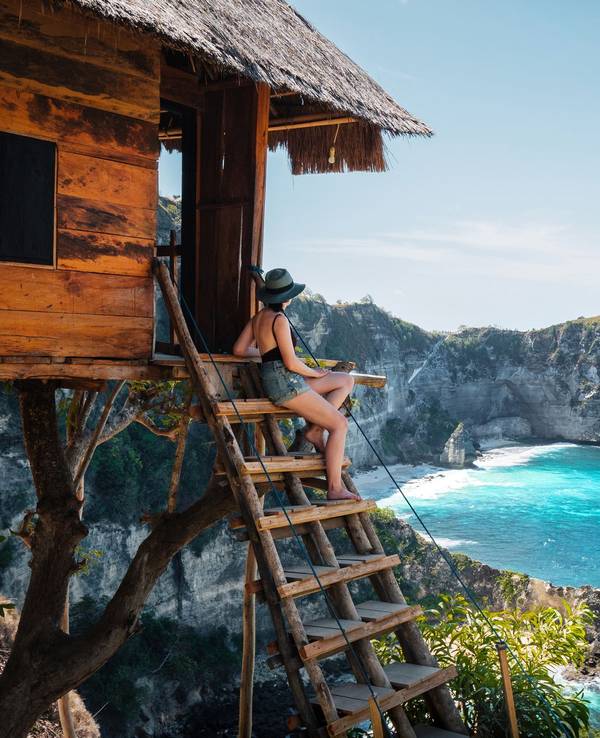 Baumhaus auf Bali mit Meerblick.