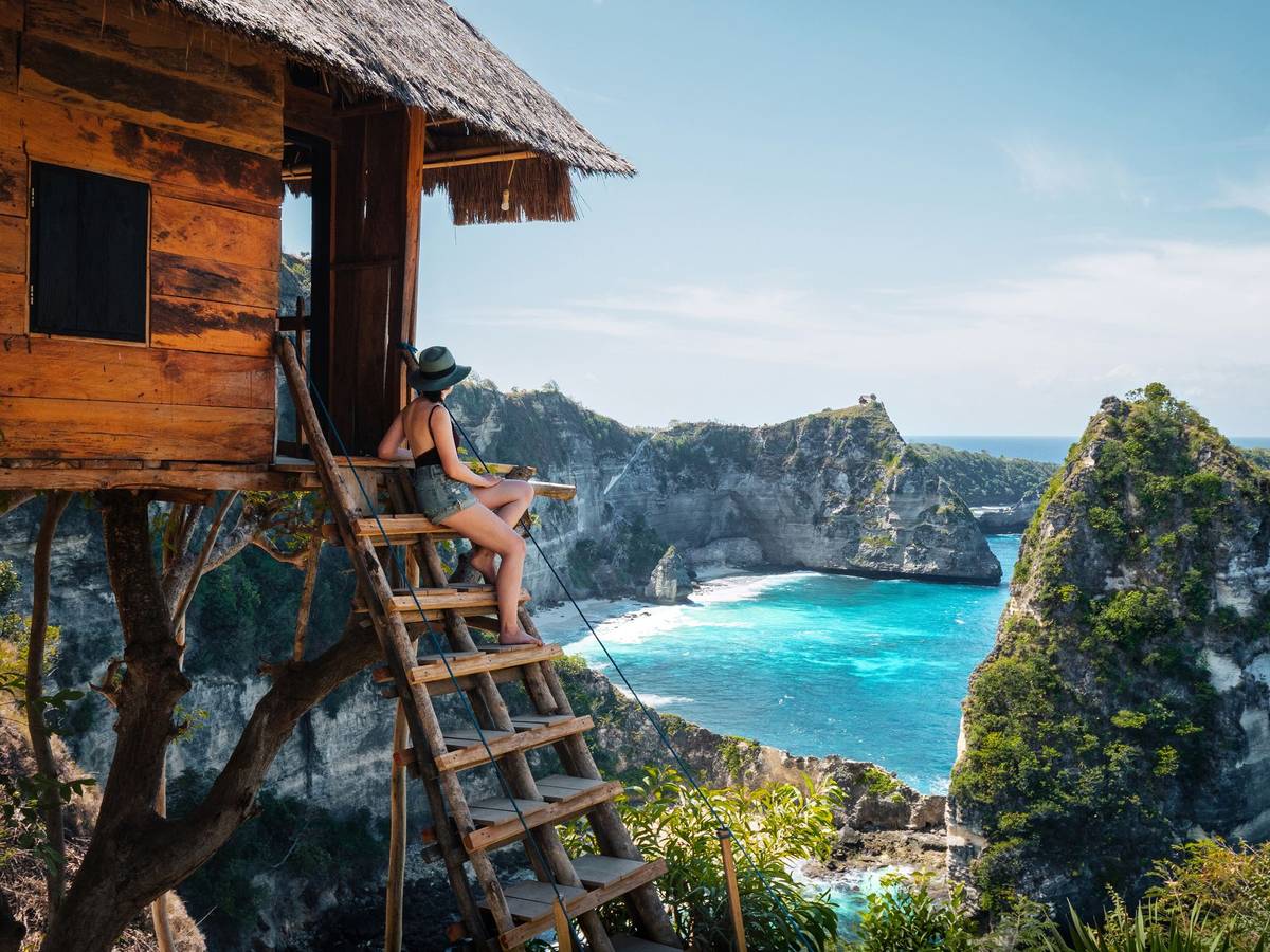 Baumhaus auf Bali mit Meerblick.