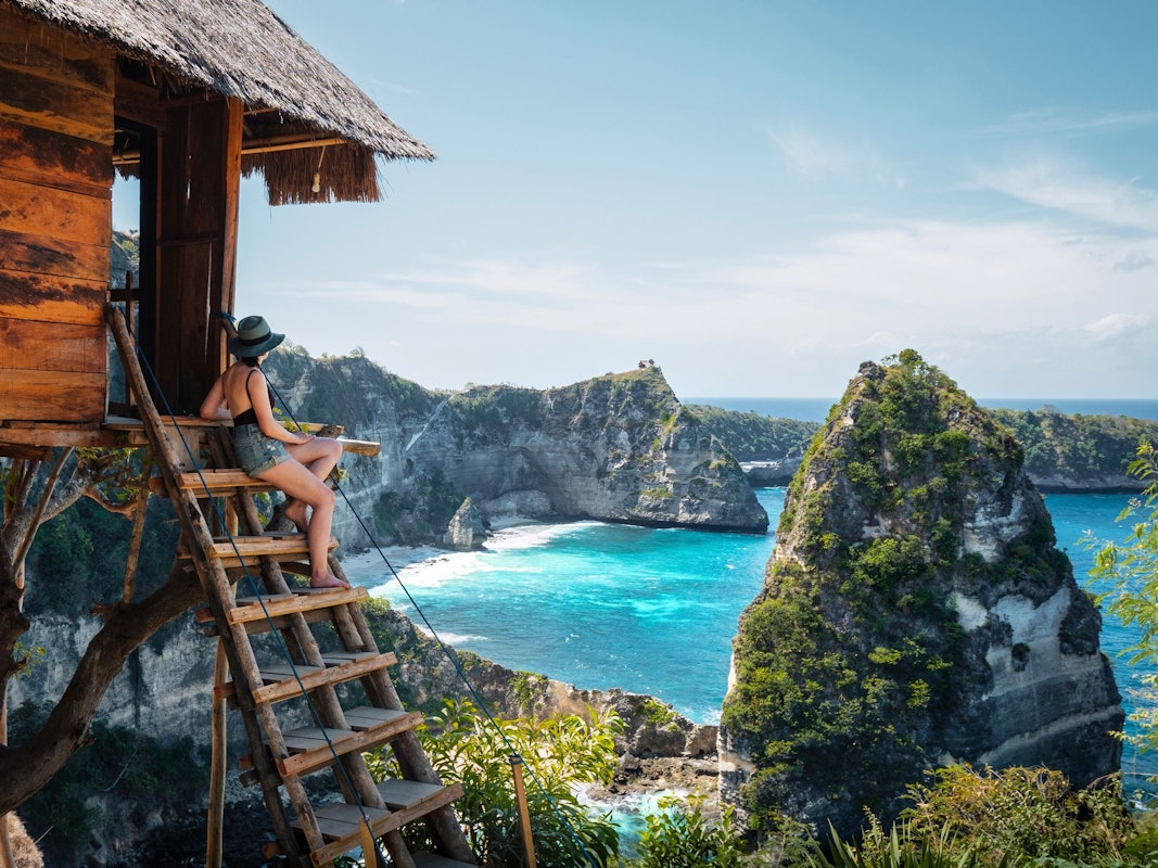 Baumhaus auf Bali mit Meerblick.