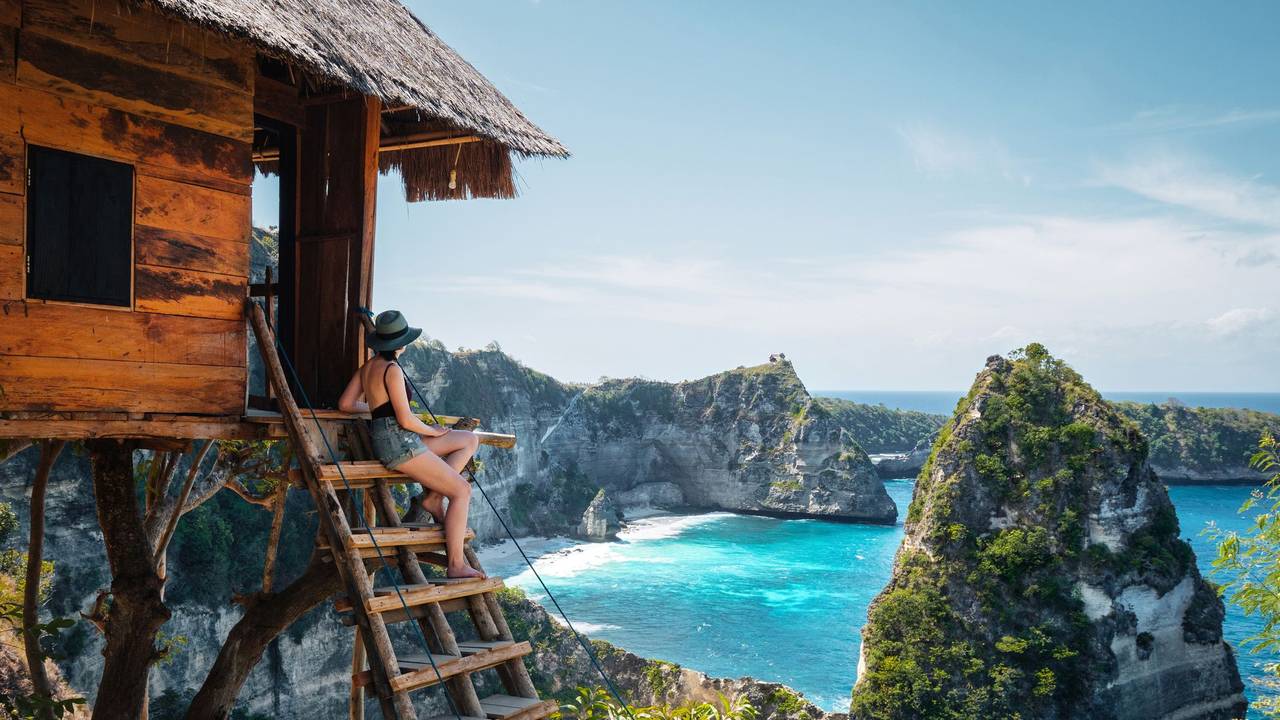 Baumhaus auf Bali mit Meerblick.