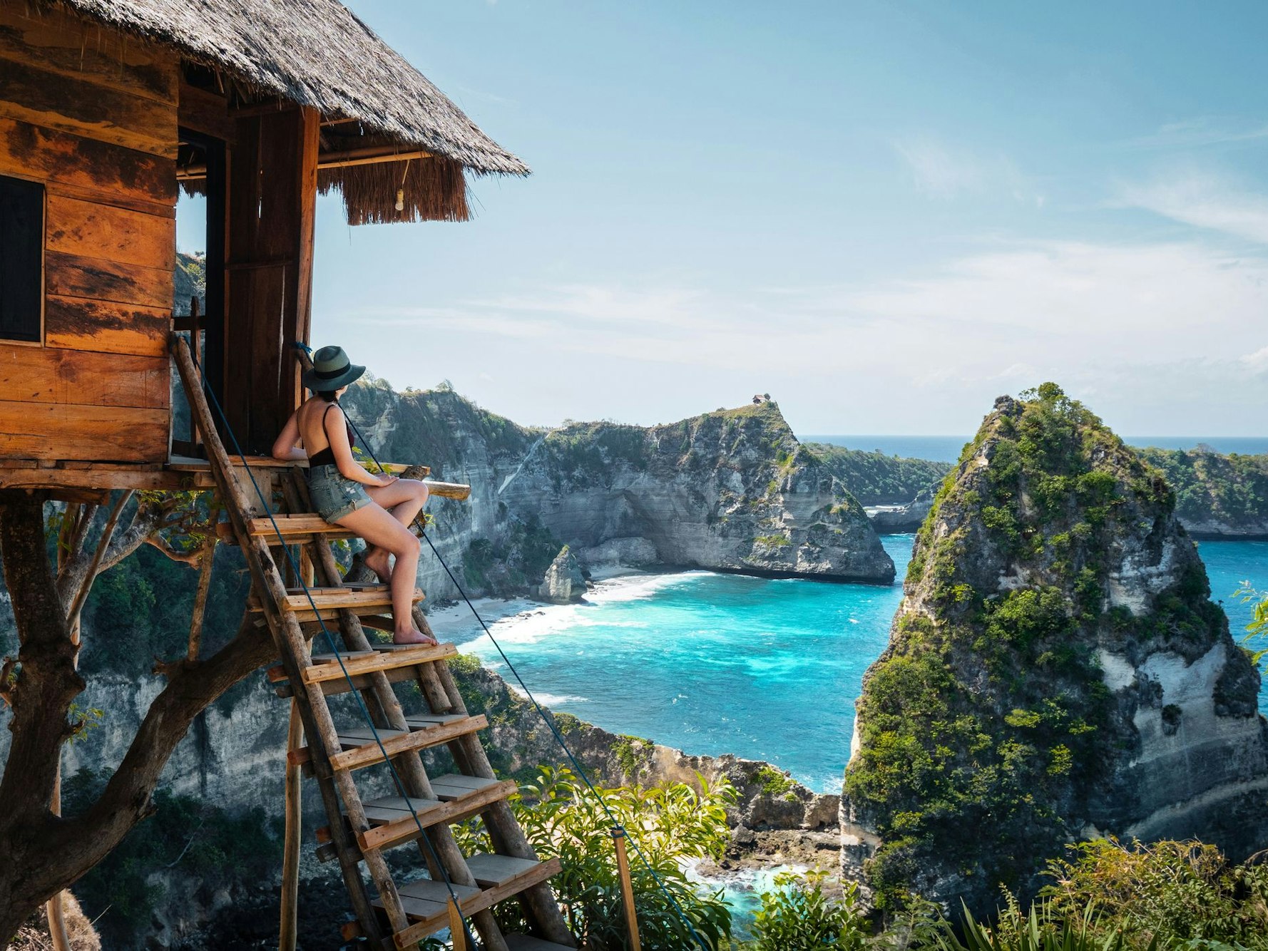 Baumhaus auf Bali mit Meerblick.