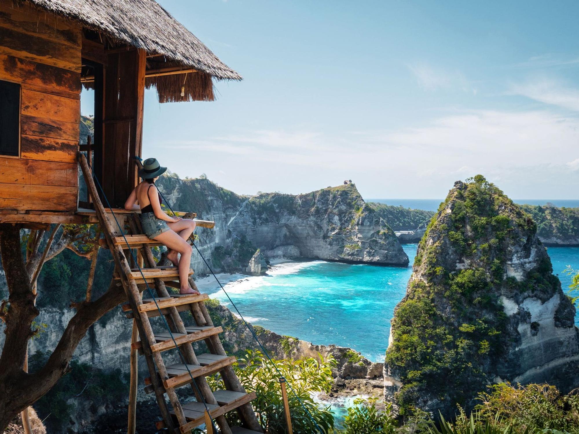 Baumhaus auf Bali mit Meerblick.
