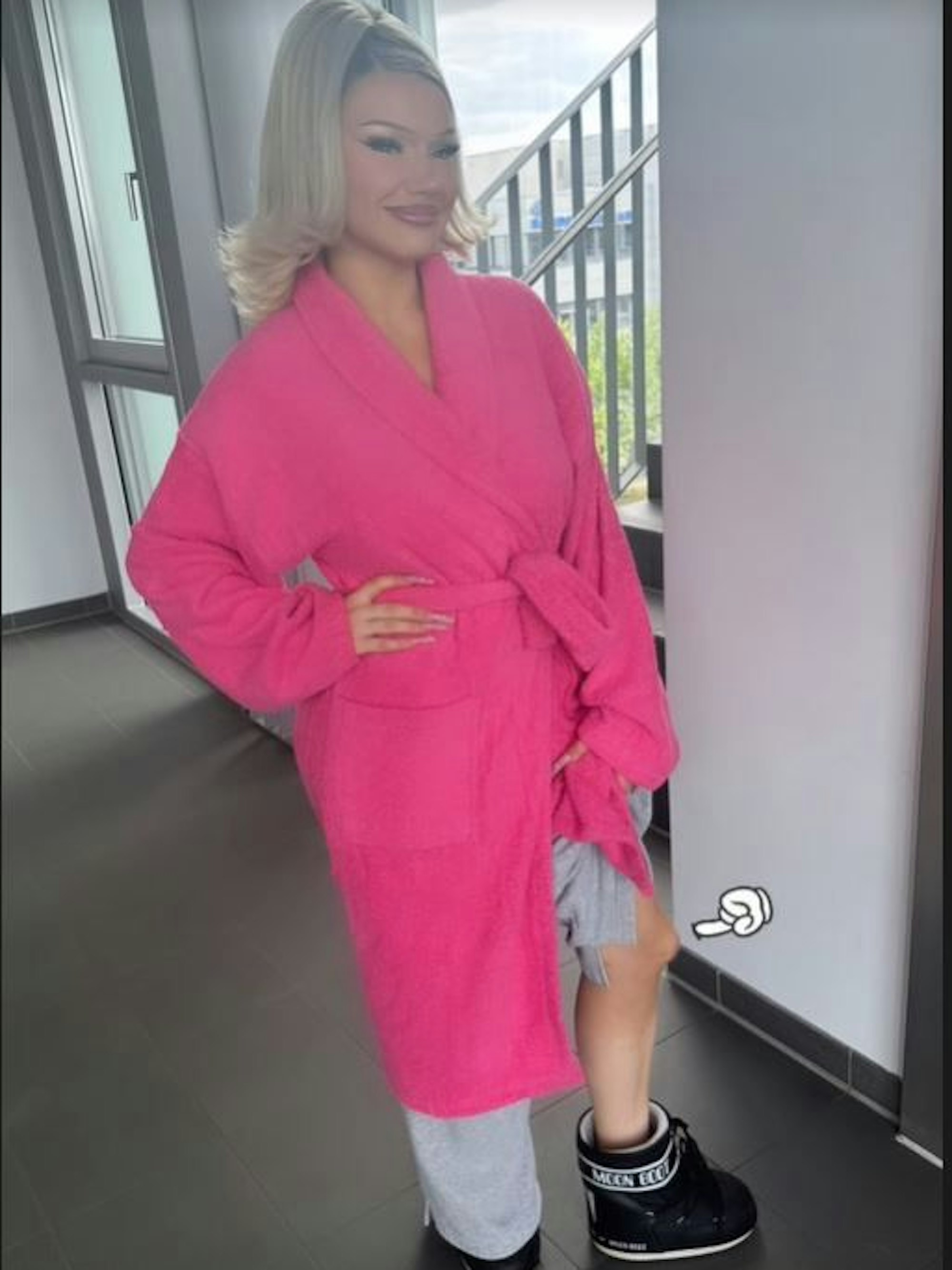 Musikerin Shirin David mit Beule am Knie