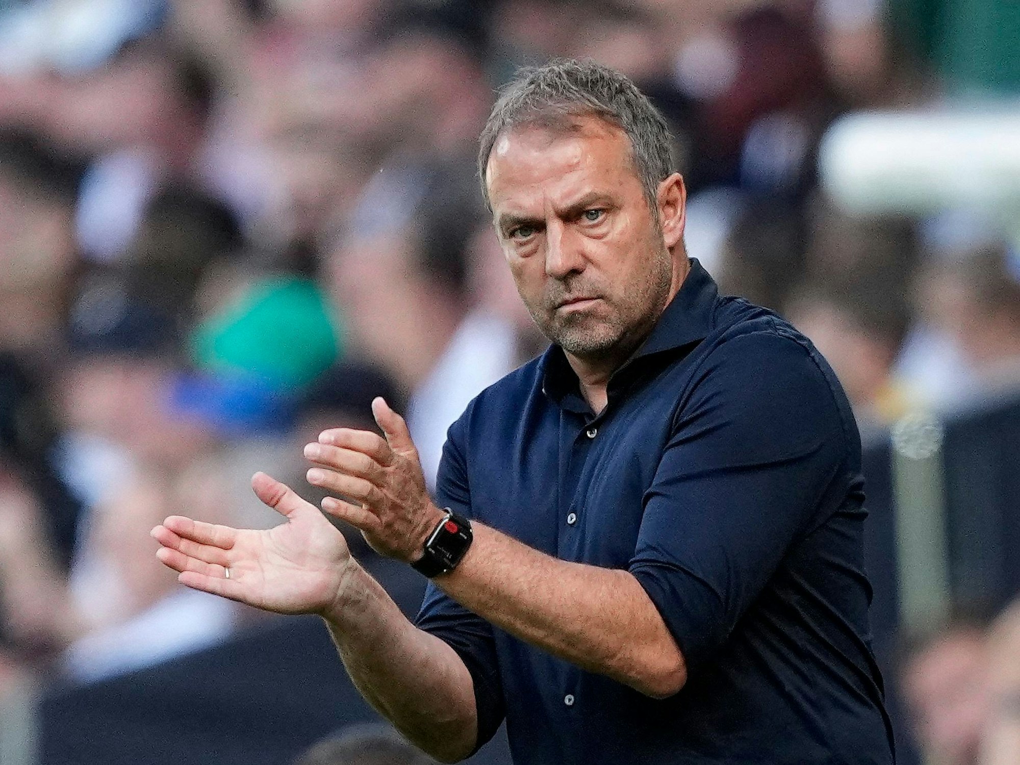 Deutschlands Trainer Hansi Flick applaudiert.