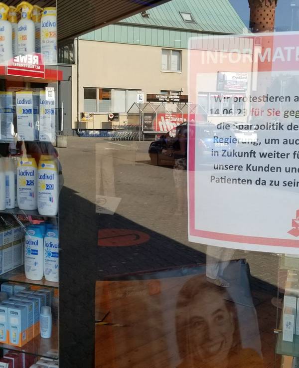 Zwei Schilder in einer Kölner Apotheke kündigen den Streik an.