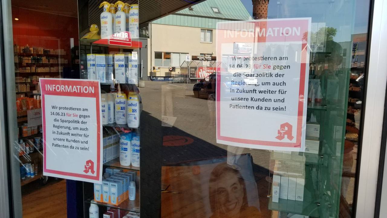 Zwei Schilder in einer Kölner Apotheke kündigen den Streik an.