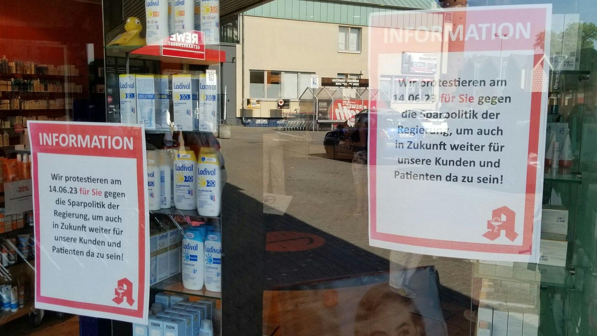 Zwei Schilder in einer Kölner Apotheke kündigen den Streik an.