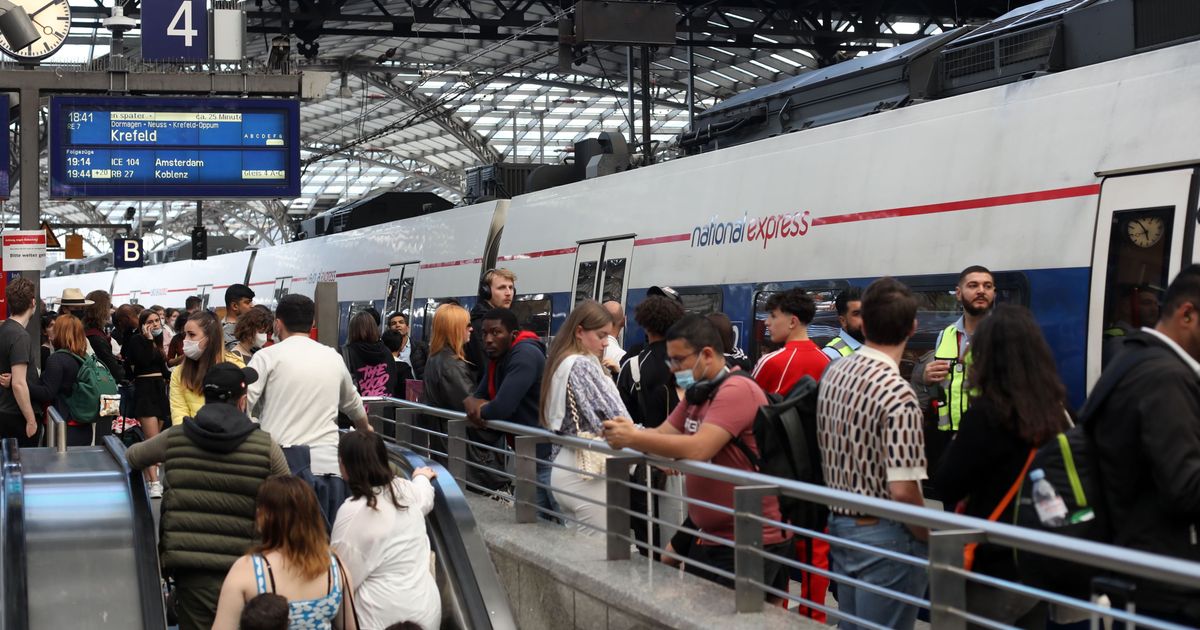 Kölner Hbf Mann (21) macht Nickerchen im ICE und wird beklaut | Express