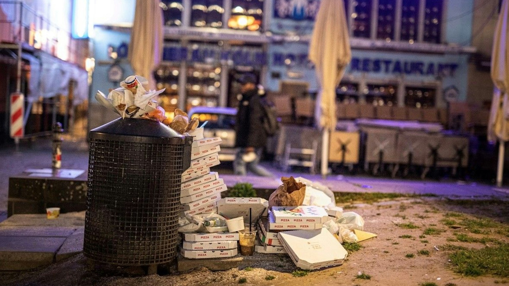 Müll stapelt sich neben einem Mülleimer am Rheinufer in der Altstadt.