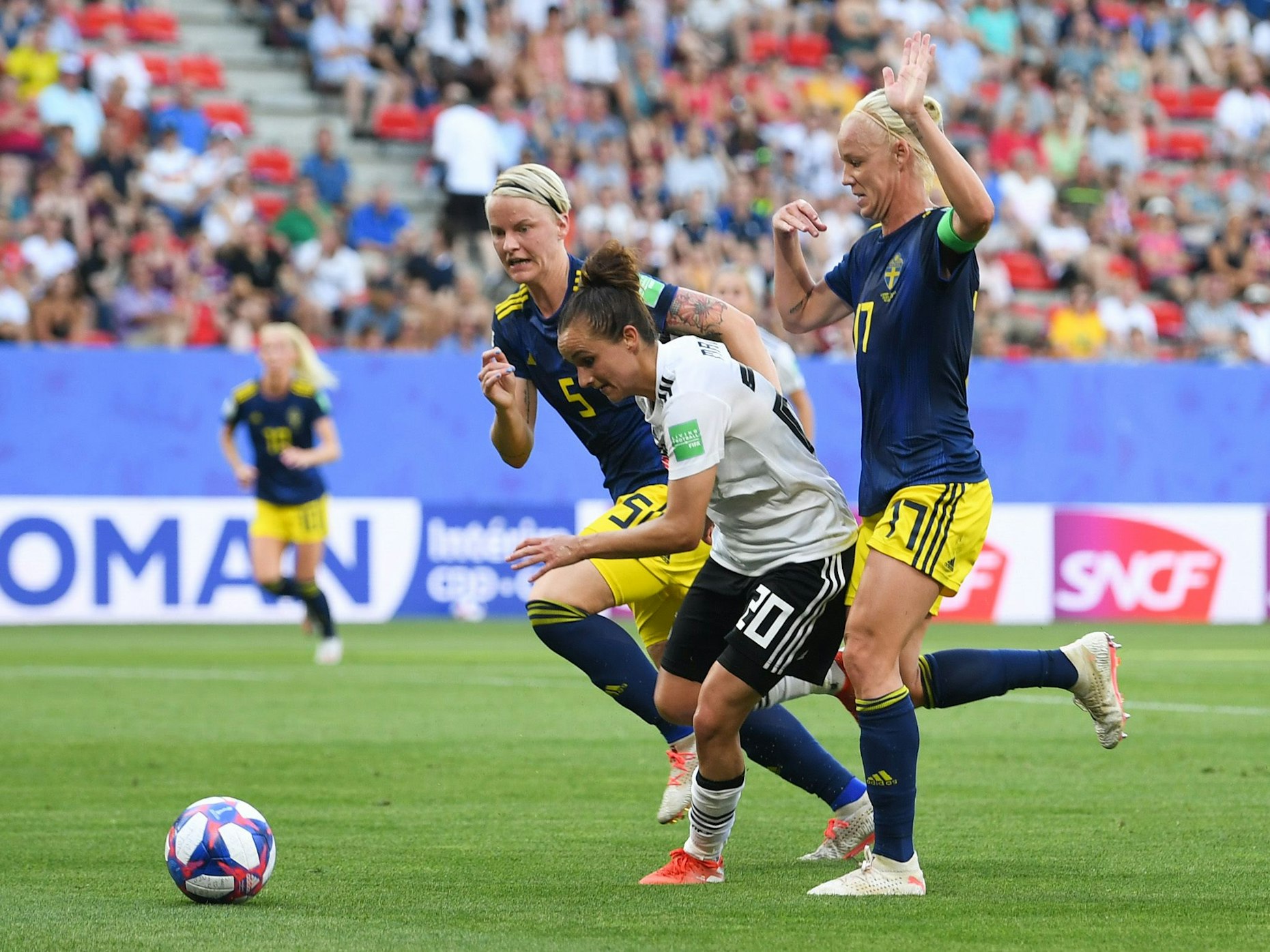 Deutschlands Lina Magull (M) versucht sich gegen Schwedens Nilla Fischer und Caroline Seger (r) durchzusetzen.