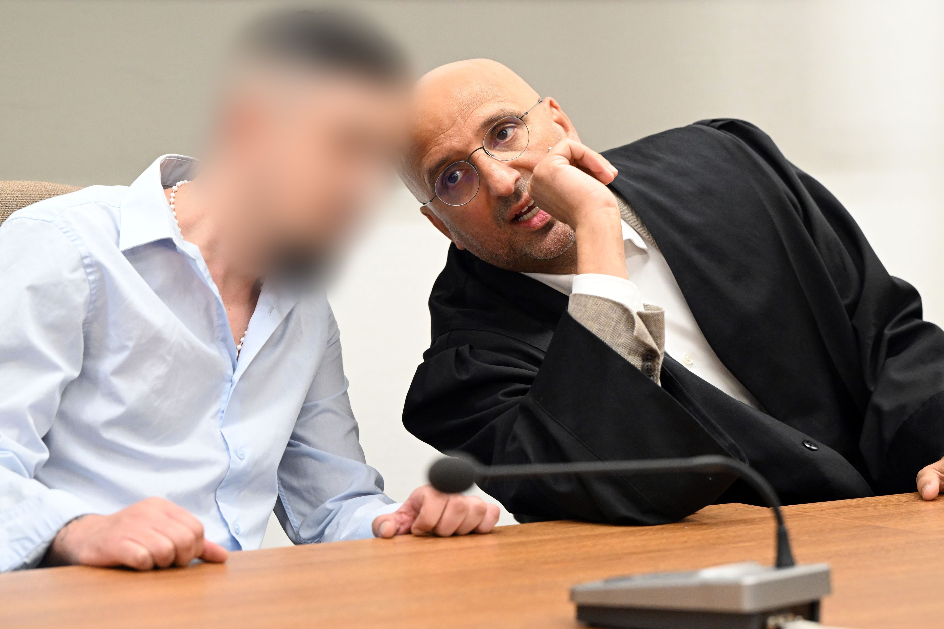 Der Angeklagte unterhält sich vor Beginn der Verhandlung mit seinem Verteidiger Abdel Gabbar (r) im Gerichtssaal.