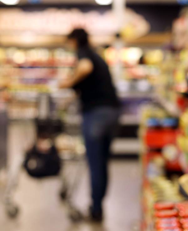 Eine Kundin geht in einer Filiale der Handelskette Netto ApS & Co. KG an den Regalen entlang.