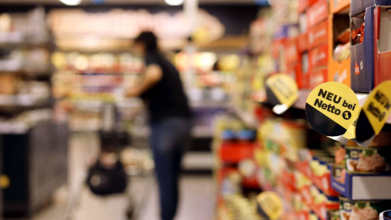 Eine Kundin geht in einer Filiale der Handelskette Netto ApS & Co. KG an den Regalen entlang.