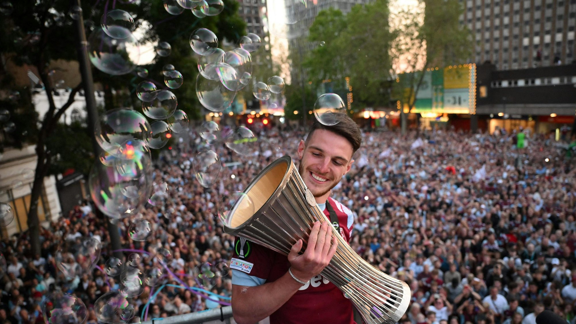 Declan Rice strahlt beim Empfang in London mit dem Conference-League-Pokal.