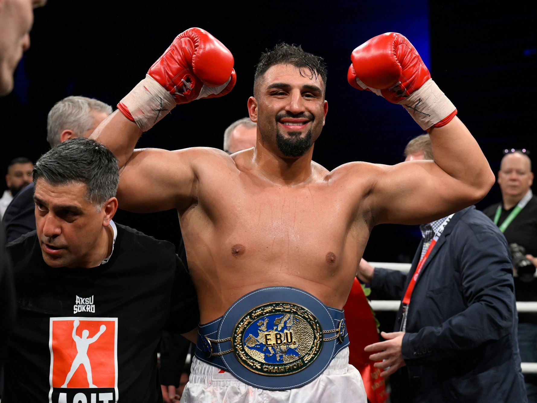 Agit Kabayel hebt nach dem Sieg gegen Agron Smakici triumphierend die Arme.