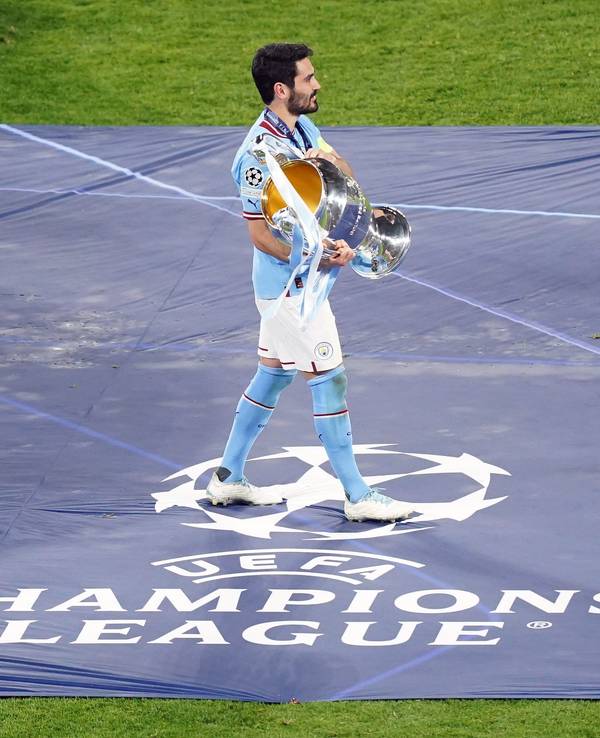 Ilkay Gündogan hält den Pokal der Champions League in den Armen.