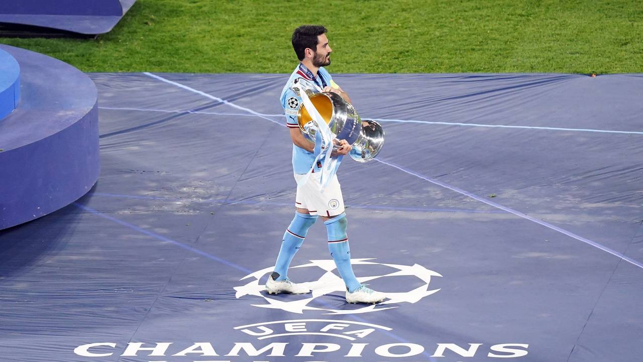 Ilkay Gündogan hält den Pokal der Champions League in den Armen.