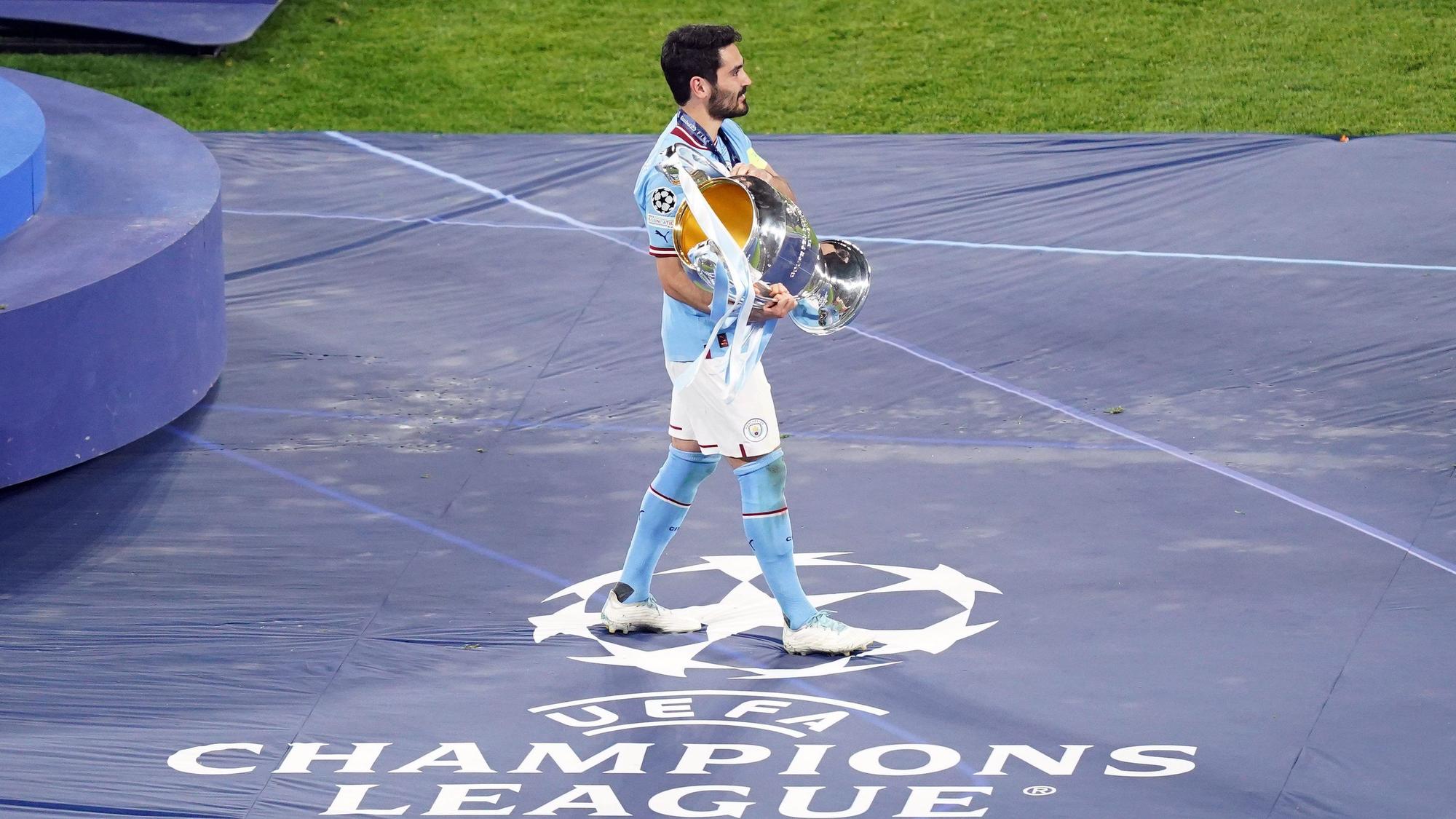 Ilkay Gündogan hält den Pokal der Champions League in den Armen.