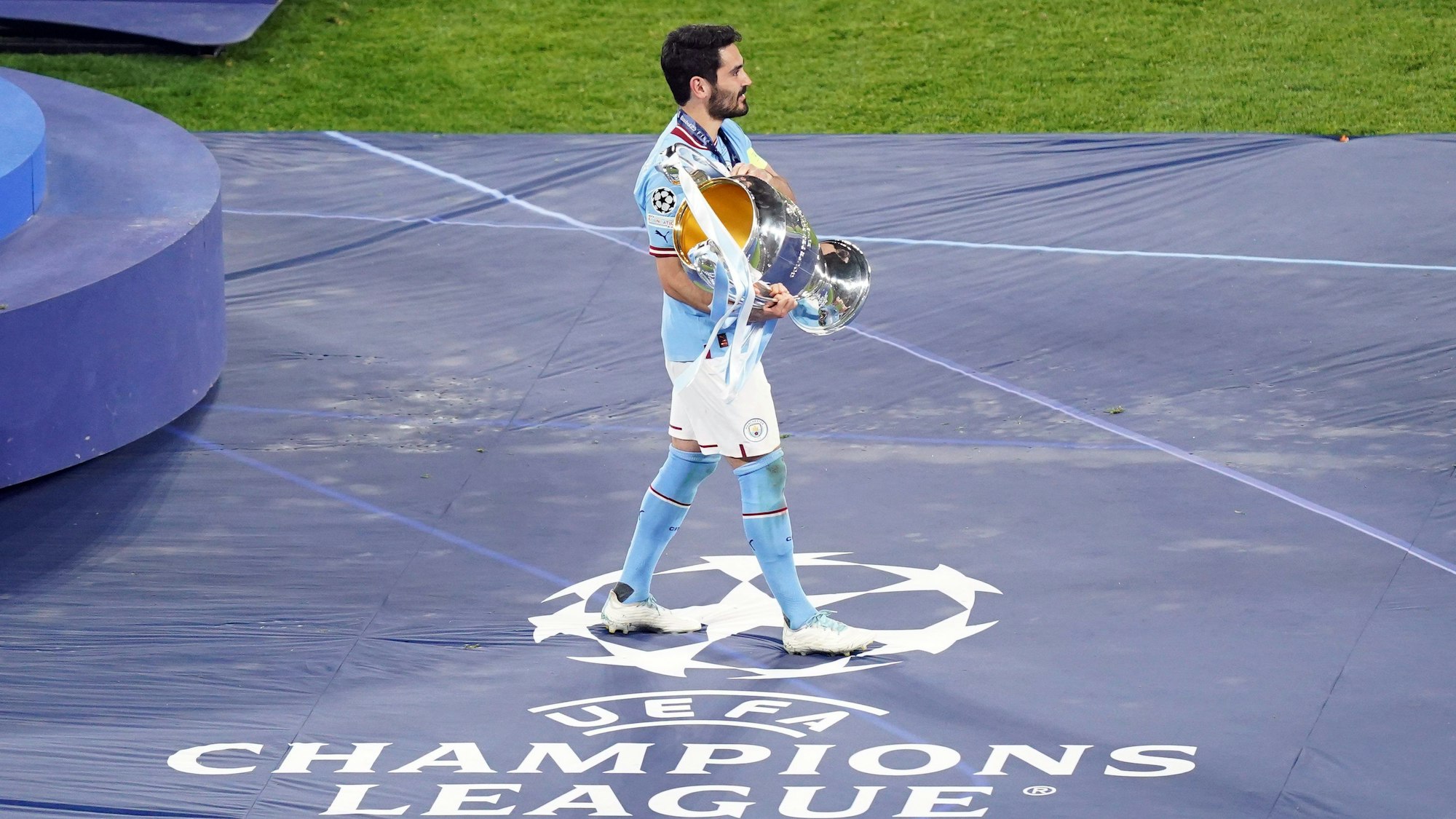 Ilkay Gündogan hält den Pokal der Champions League in den Armen.