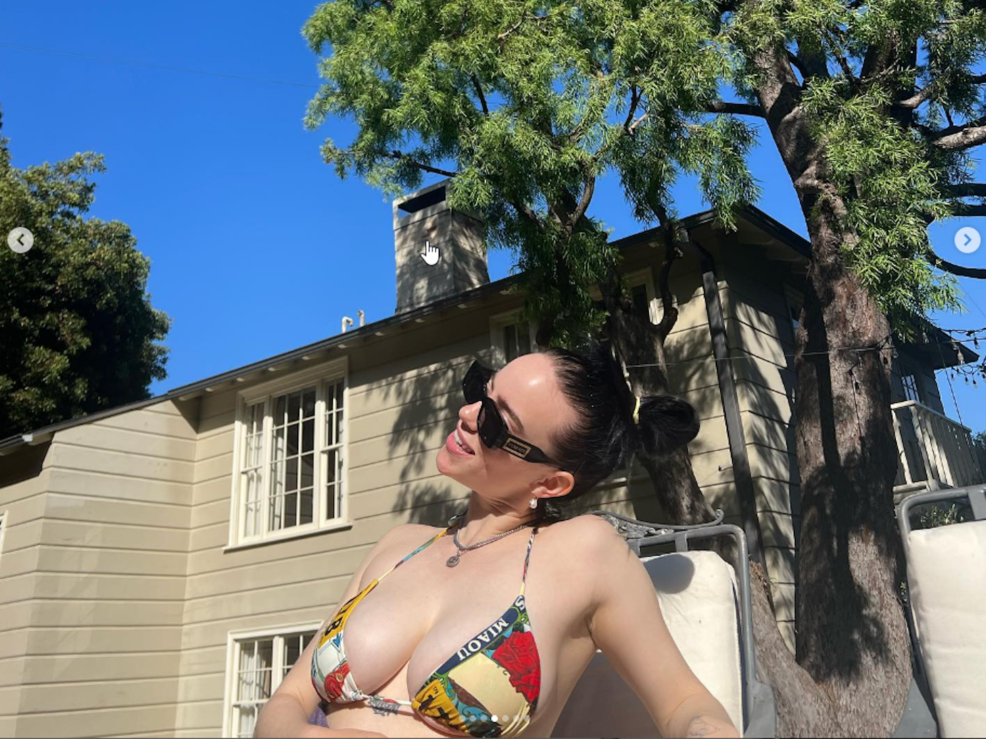 Billie Eilish trägt einen Bikini.