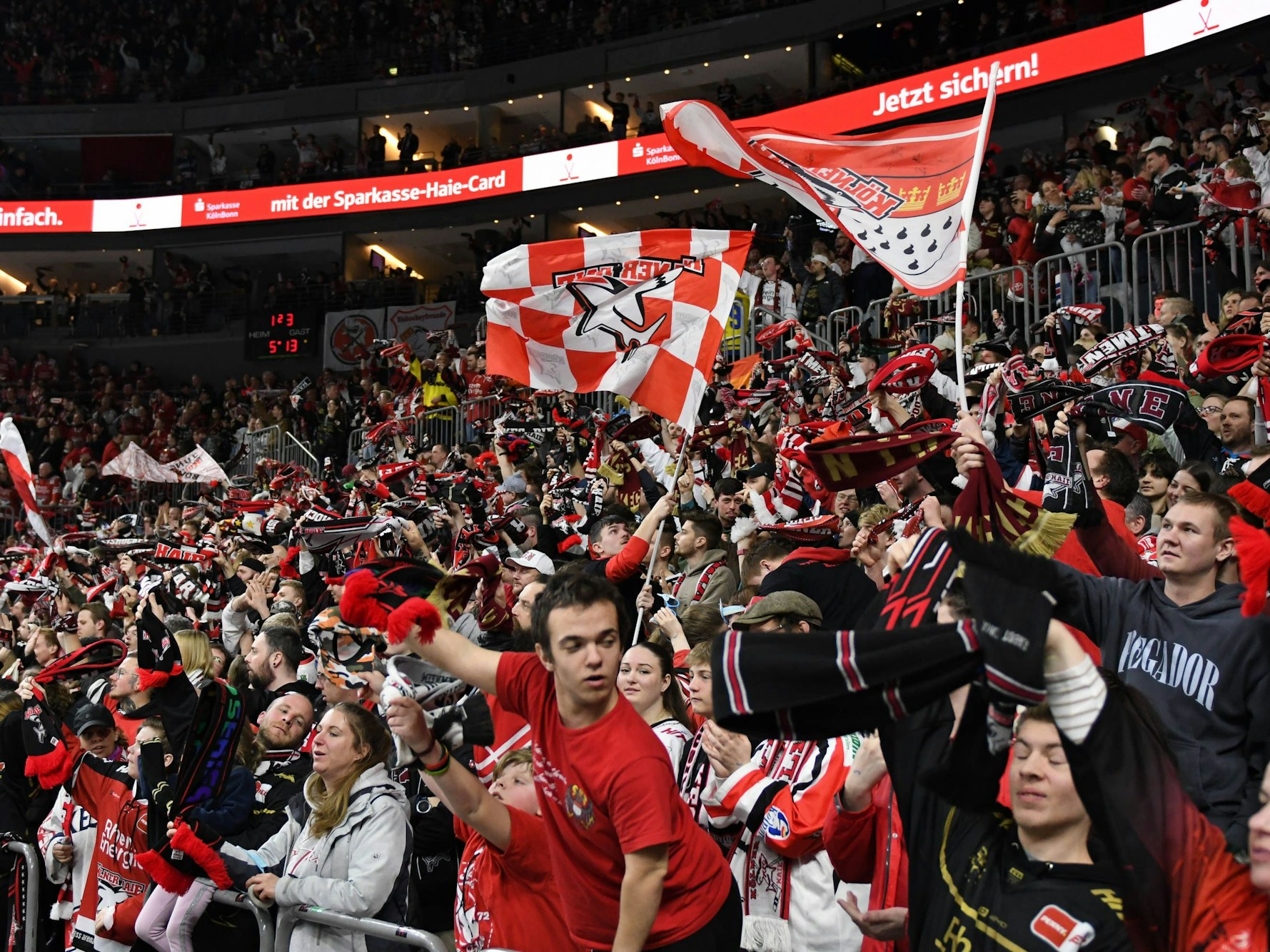 Kölner Haie gegen Adler Mannheim: KEC-Fans in der Lanxess-Arena.