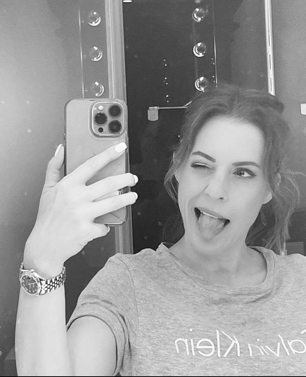 Jule Gölsdorf zieht für ein Selfie eine Grimasse.