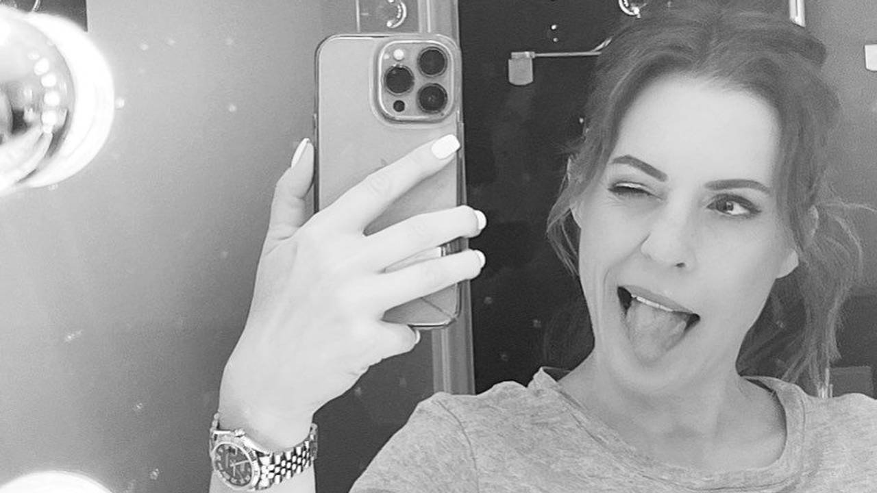 Jule Gölsdorf zieht für ein Selfie eine Grimasse.