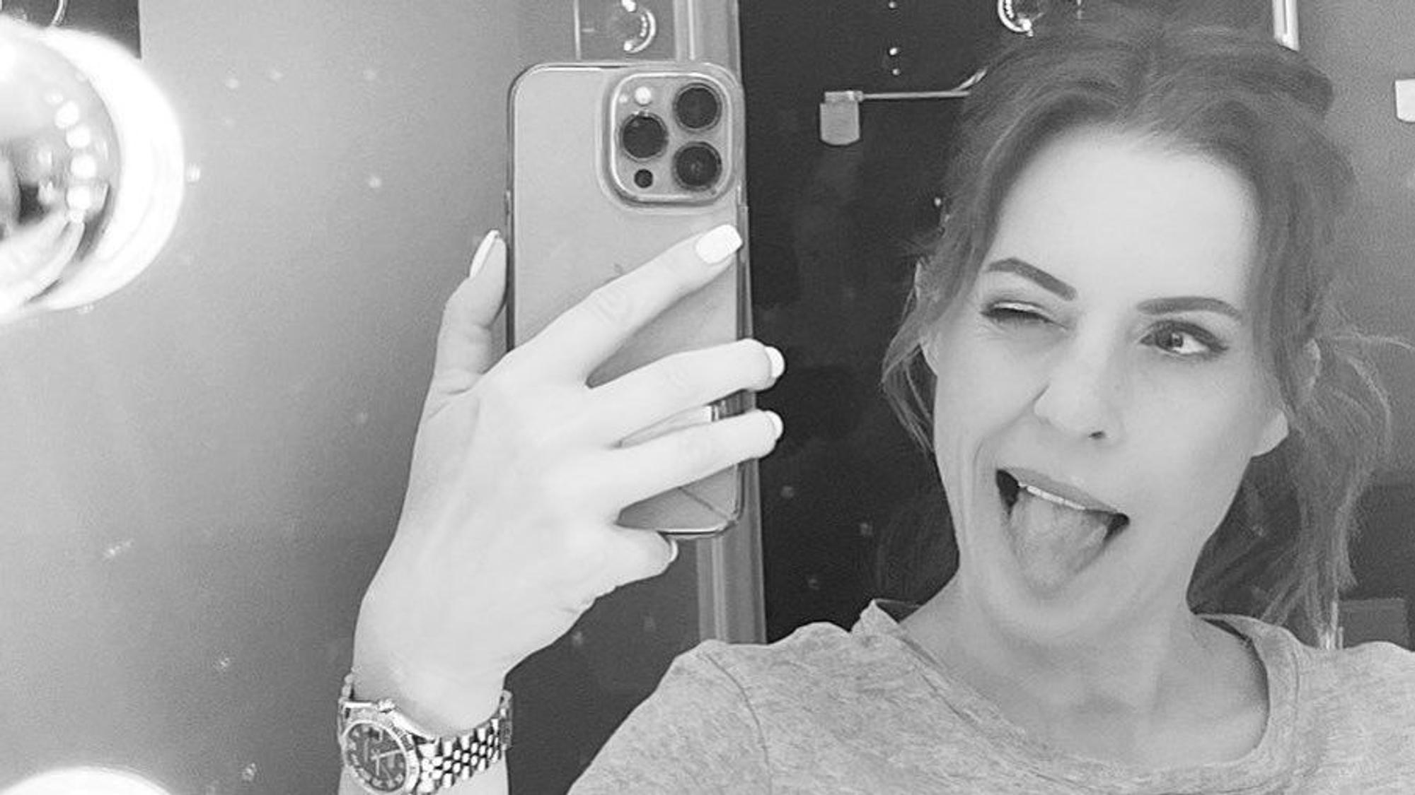 Jule Gölsdorf zieht für ein Selfie eine Grimasse.
