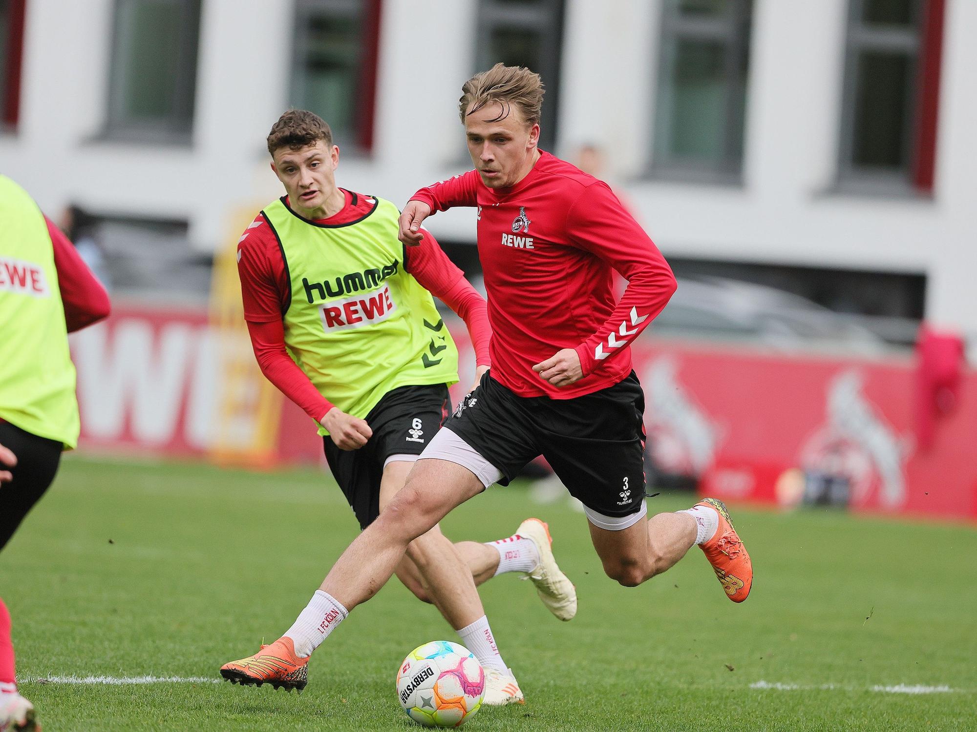 Mathias Olesen im Zweikampf mit Eric Martel.