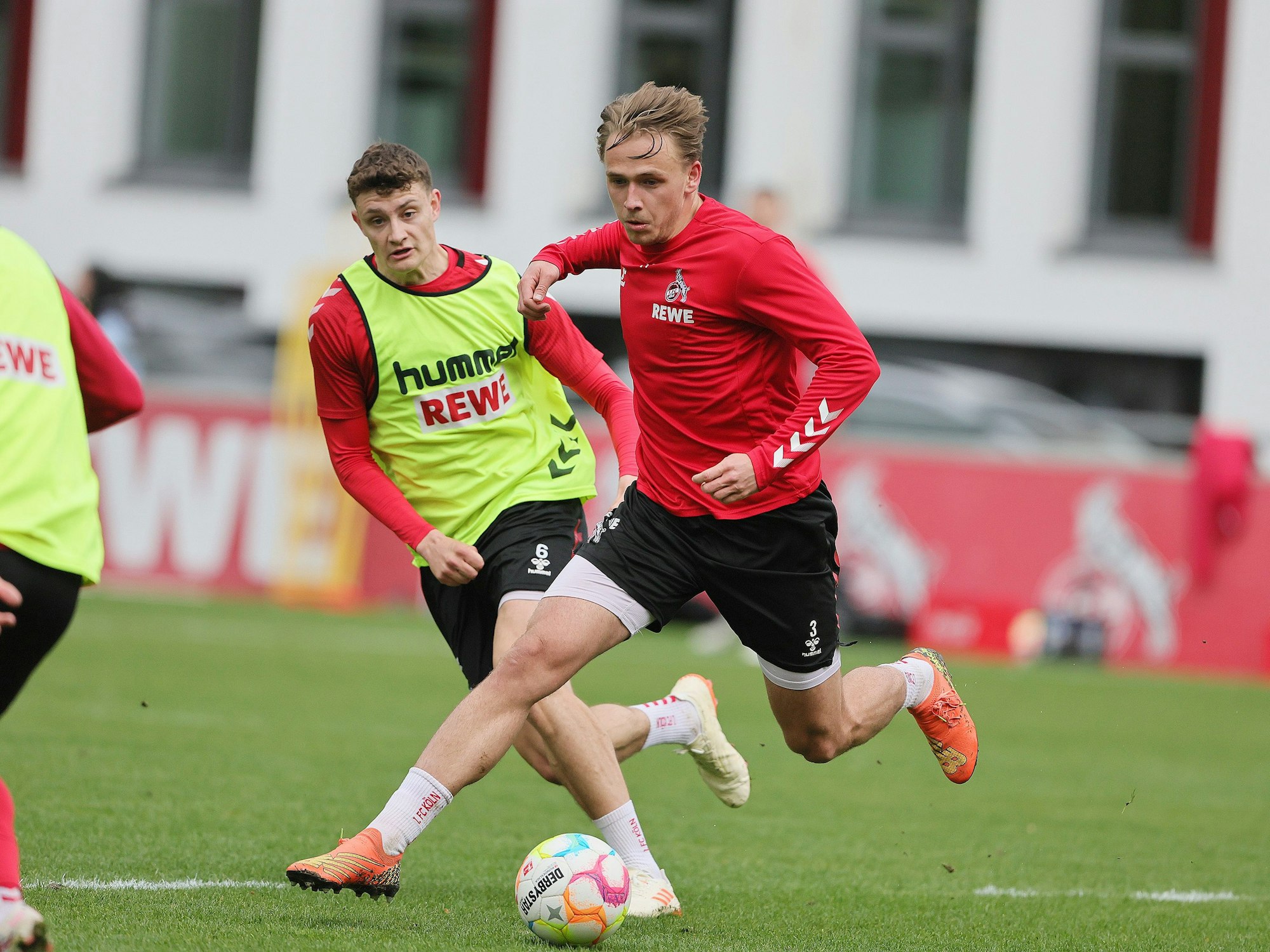 Mathias Olesen im Zweikampf mit Eric Martel.