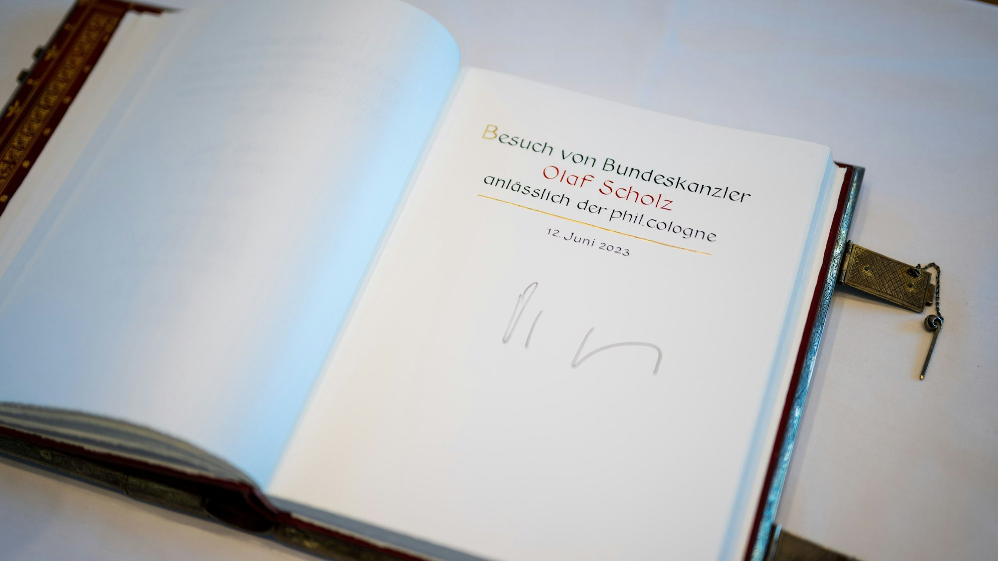Blick in das Goldene Buch der Stadt Köln, wo sich Kanzler Olaf Scholz eingetragen hat.