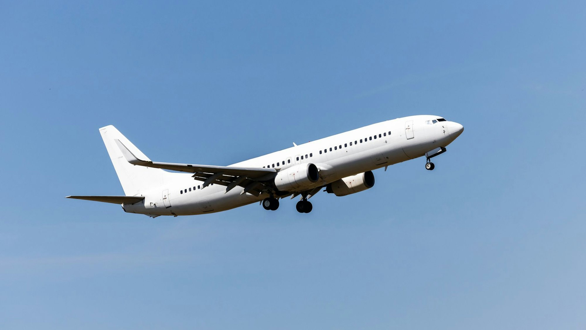 Ein Passagierflugzeug fliegt durch den Himmel.