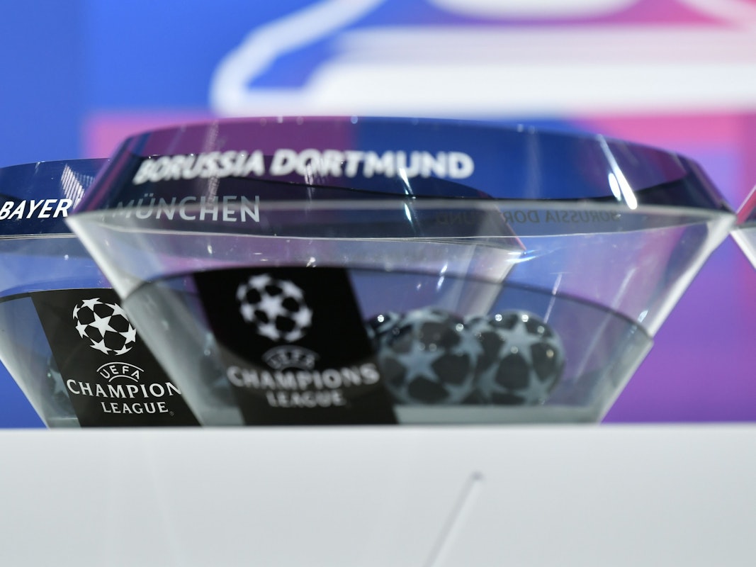 Lostöpfe mit den Schriftzügen von Bayern München und Borussia Dortmund bei der Gruppen-Auslosung der Uefa Champions League.
